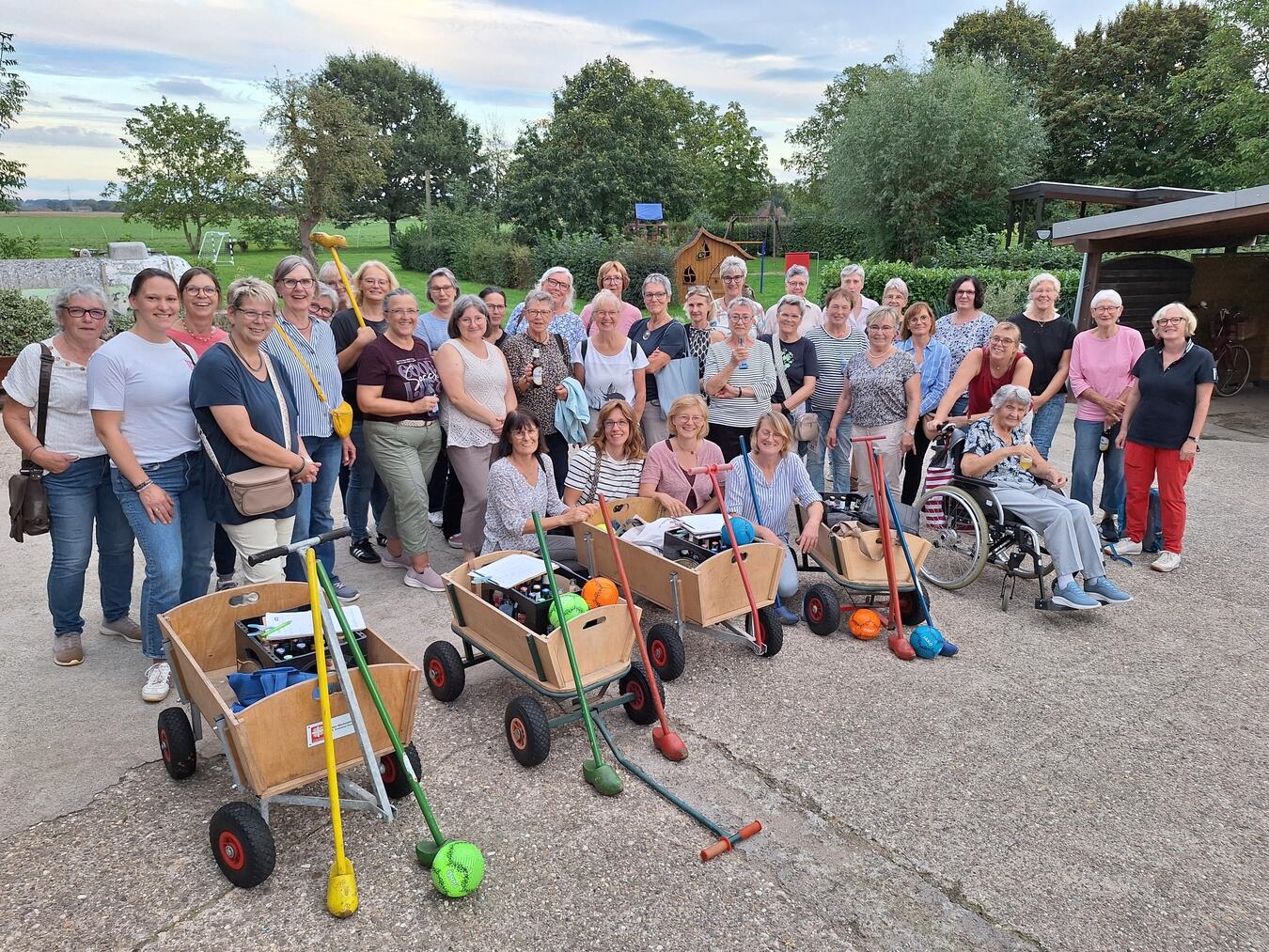 "Landfrauen Sonsbeck beim fröhlichen Hindernislauf über Wiesenfelder, Teamgeist und sportliche Erfolge"