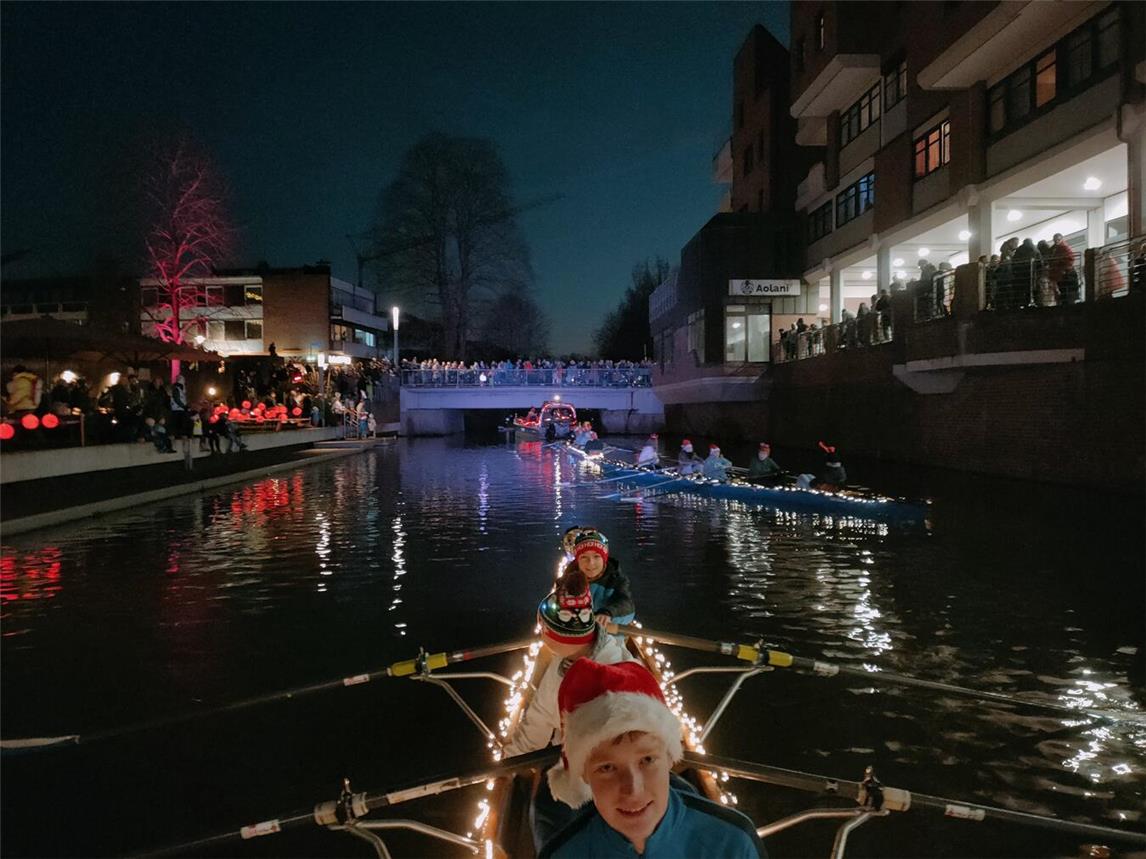 Mit viel Kreativität und Engagement dekorierten sie ihre Boote mit funkelnden Lichterketten und machten sich dann gemeinsam auf den Weg in die Klever Innenstadt. Foto: CRC