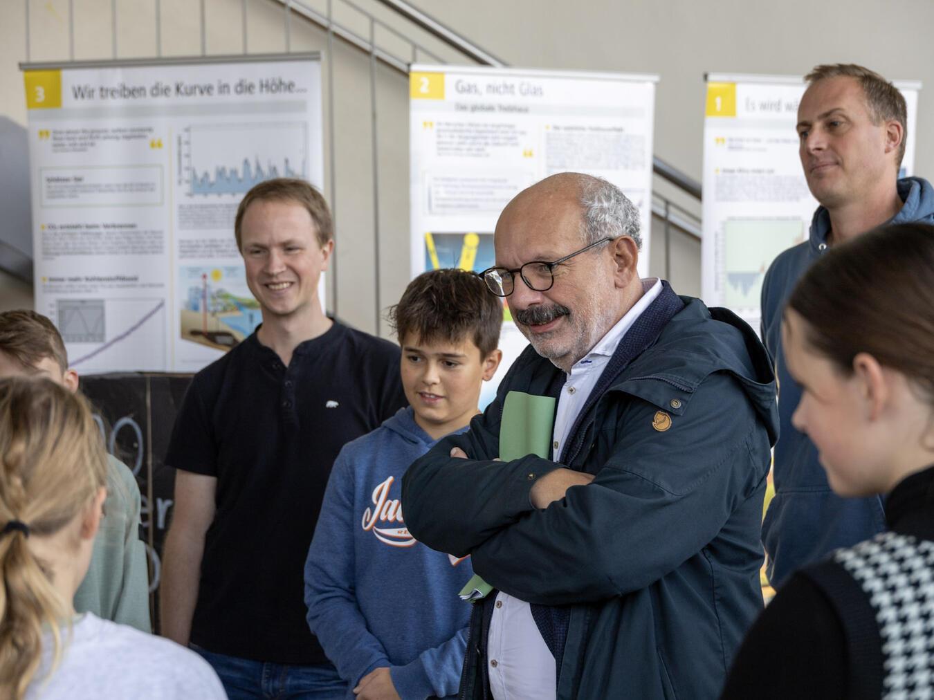 Das Klima im Fokus Mit viel Leidenschaft und Fachwissen erklärten die jungen Guides die vielfältigen Stationen der Ausstellung. Foto: Stadt Kleve/Niklas Lembeck