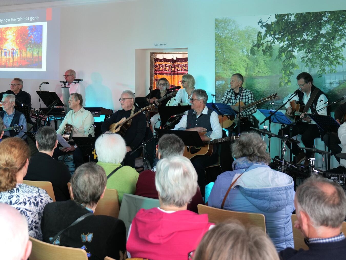 Mit viel Spielfreude präsentierte das VHS-Gitarren-Ensemble sein neues Folk-Rock-Programm: Ensemble-Leiter Volker Streck (v.l.), Volker Krasselt, Siegmund Malz, Ludwig Haefs, Volker Große, Wolfgang Posten und (v.l. hinten) Dietmar Grave, Wilfried Schönherr, Sandra Vervoorst, Frauke Peters, Werner Vervoorst, Thomas Arping und Karl-Heinz Pasing.Foto: Manfred Austrup