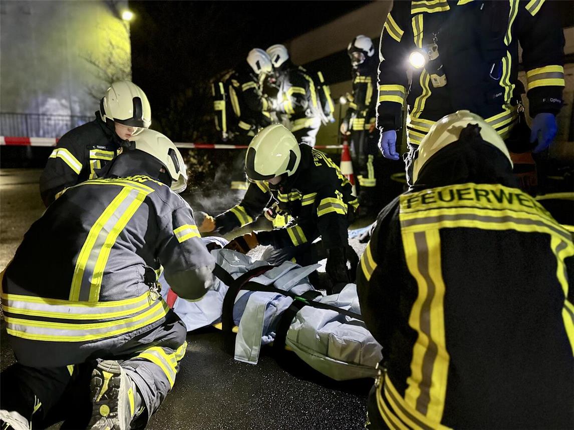 Mit vielen Einheiten war die Gelderner Feuerwehr an der Liebigstraße vor Ort, um den Ernstfall zu üben – unter anderem wurde eine Menschenrettung (Sofort-Dekontamination einer verletzten Person) simuliert.Foto: Stadt Geldern/Terhorst