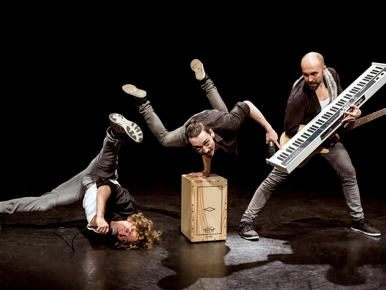 "Breakdancer in Berlin, dynamische Pose, Teil eines kunstvollen Gesamtkunstwerks, Foto von Rostyslav Hubaydulin"
