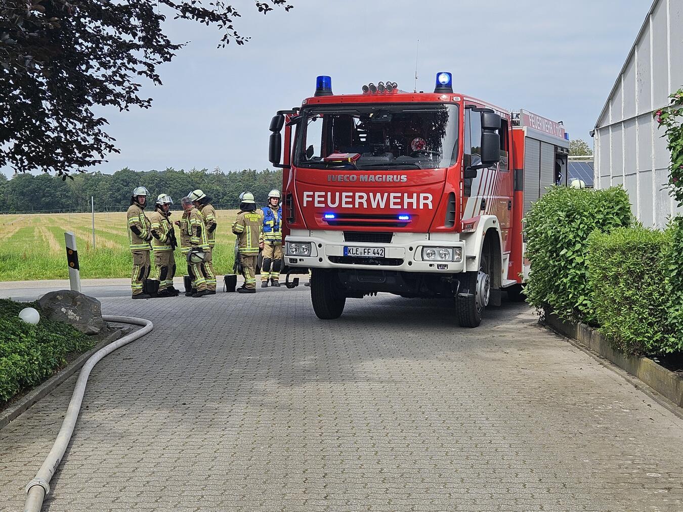 Mit zwei B-Rohren konnte das Feuer nach wenigen Minuten unter Kontrolle gebracht werden. Foto: Feuerwehr Kleve