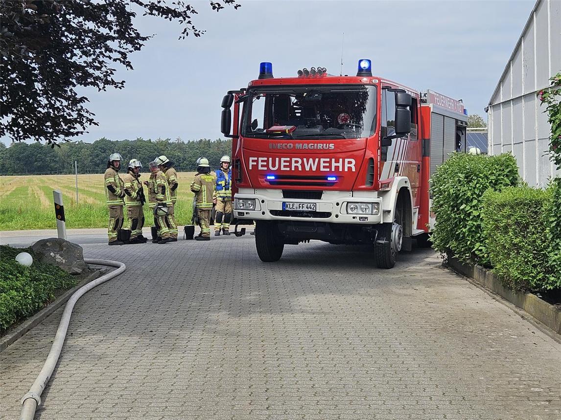 Mit zwei B-Rohren konnte das Feuer nach wenigen Minuten unter Kontrolle gebracht werden. Foto: Feuerwehr Kleve