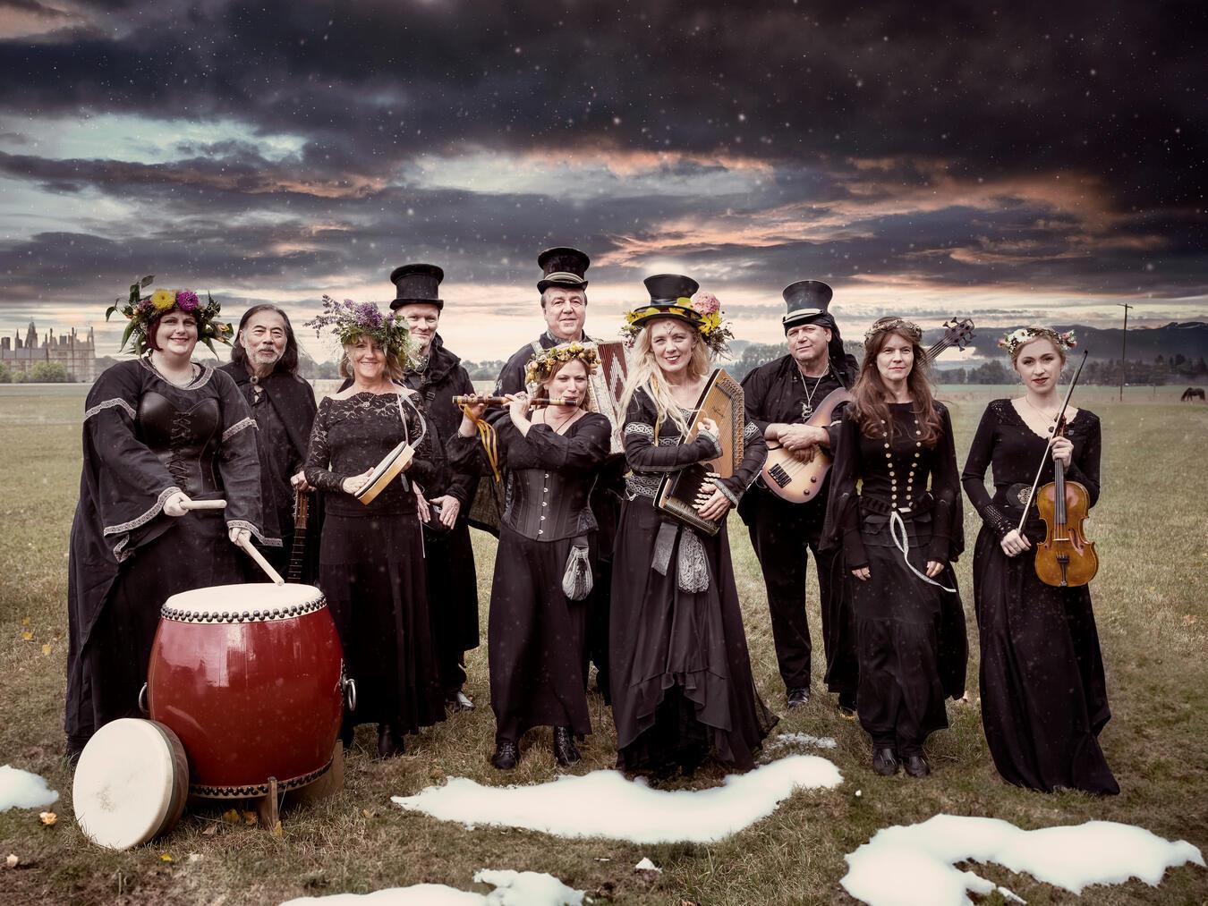 Mit Zylinder und viktorianischer Kleidung wird Faelend zur Charles Dickens Christmas Band. Foto: Frank Schmidt