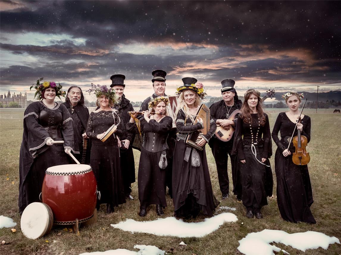 Mit Zylinder und viktorianischer Kleidung wird Faelend zur Charles Dickens Christmas Band. Foto: Frank Schmidt