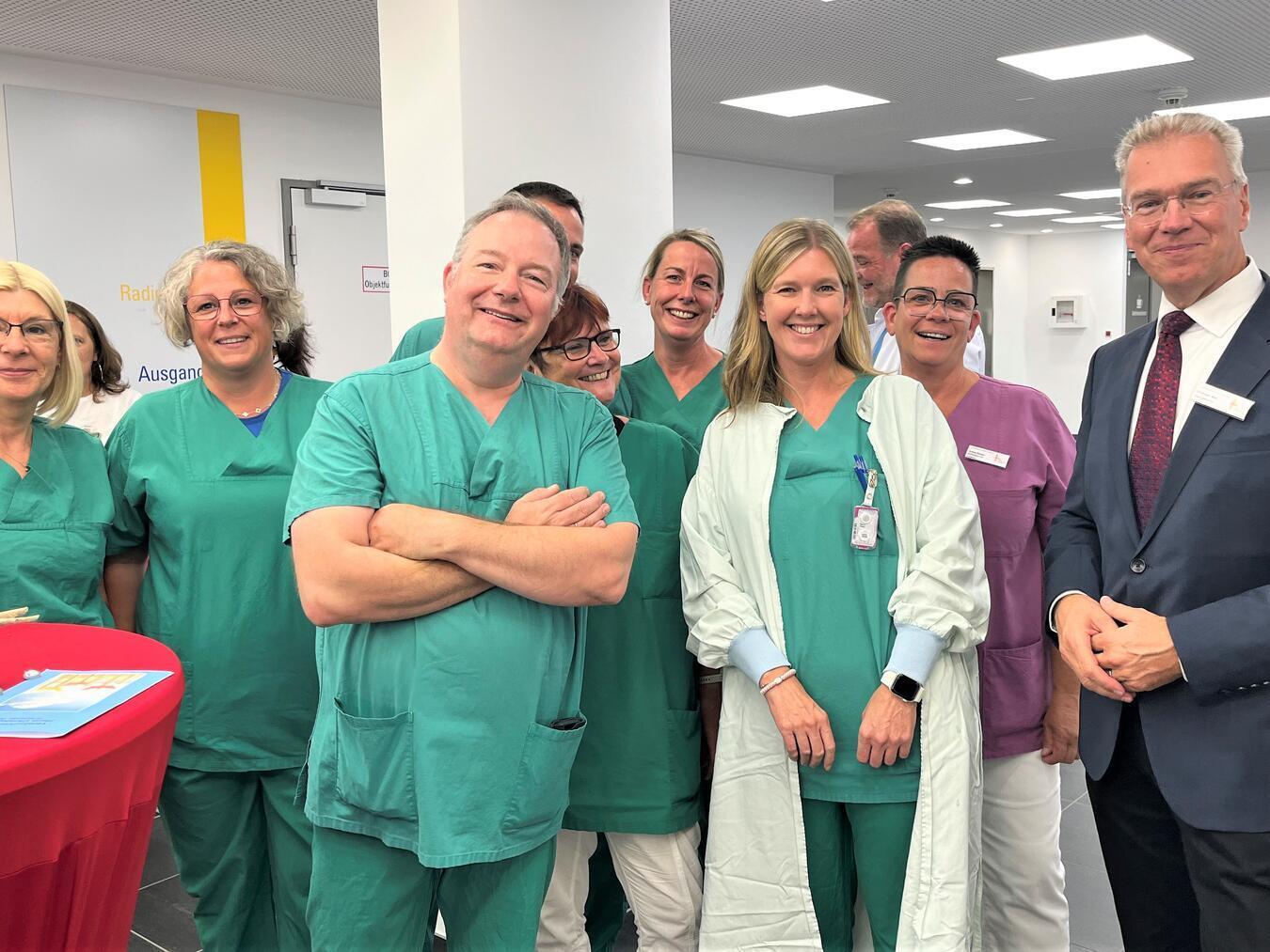 Ein Abschied „mit ganz viel Emotionen im Gepäck“ Mitarbeitende aus dem OP- und Funktions-Team verabschieden sich von ctt-Geschäftsführer Christoph Weß.Foto: St.-Clemens-Hospital