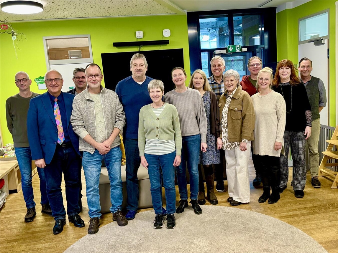 Mitarbeitende aus dem SOS-Kinderdorf Niederrhein wurden für ihre langjährige Betriebszugehörigkeit geehrt. Foto: SOS-Kinderdorf Niederrhein