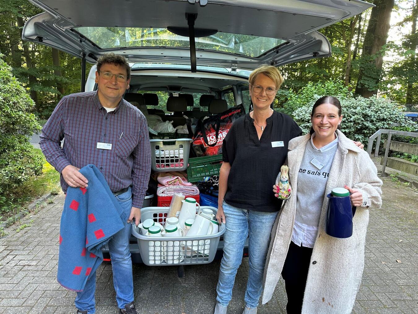 Mitarbeitende der Station 19 machen sich auf den Weg, um die Spenden zu verteilen. Foto: LVR-Klinik Bedburg-Hau