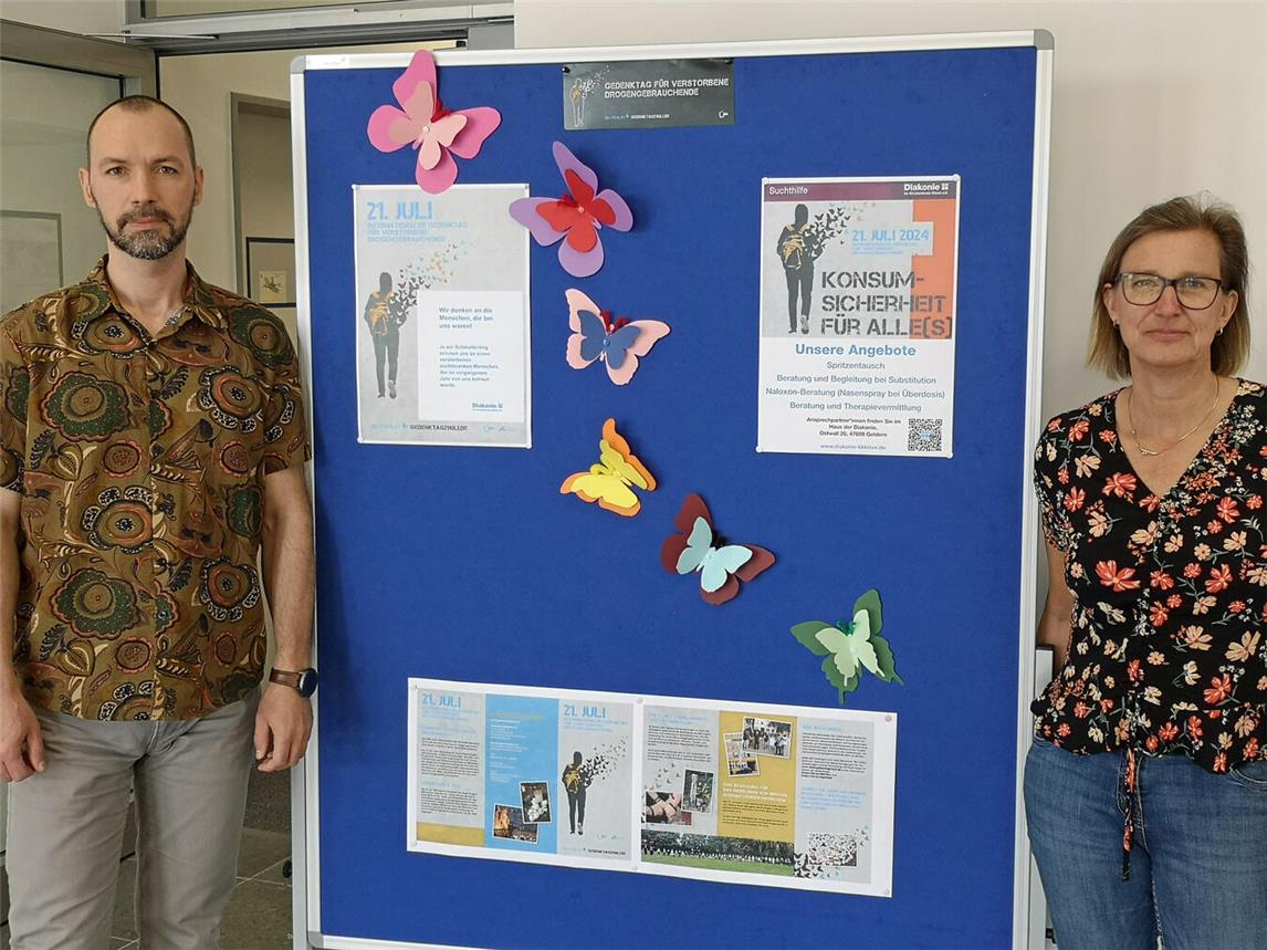 Mitarbeitende der Suchtberatung: Yevgeniy Steinhauer und Petra van Bergen vor der Gedenkwand im Haus der Diakonie.Foto: privat