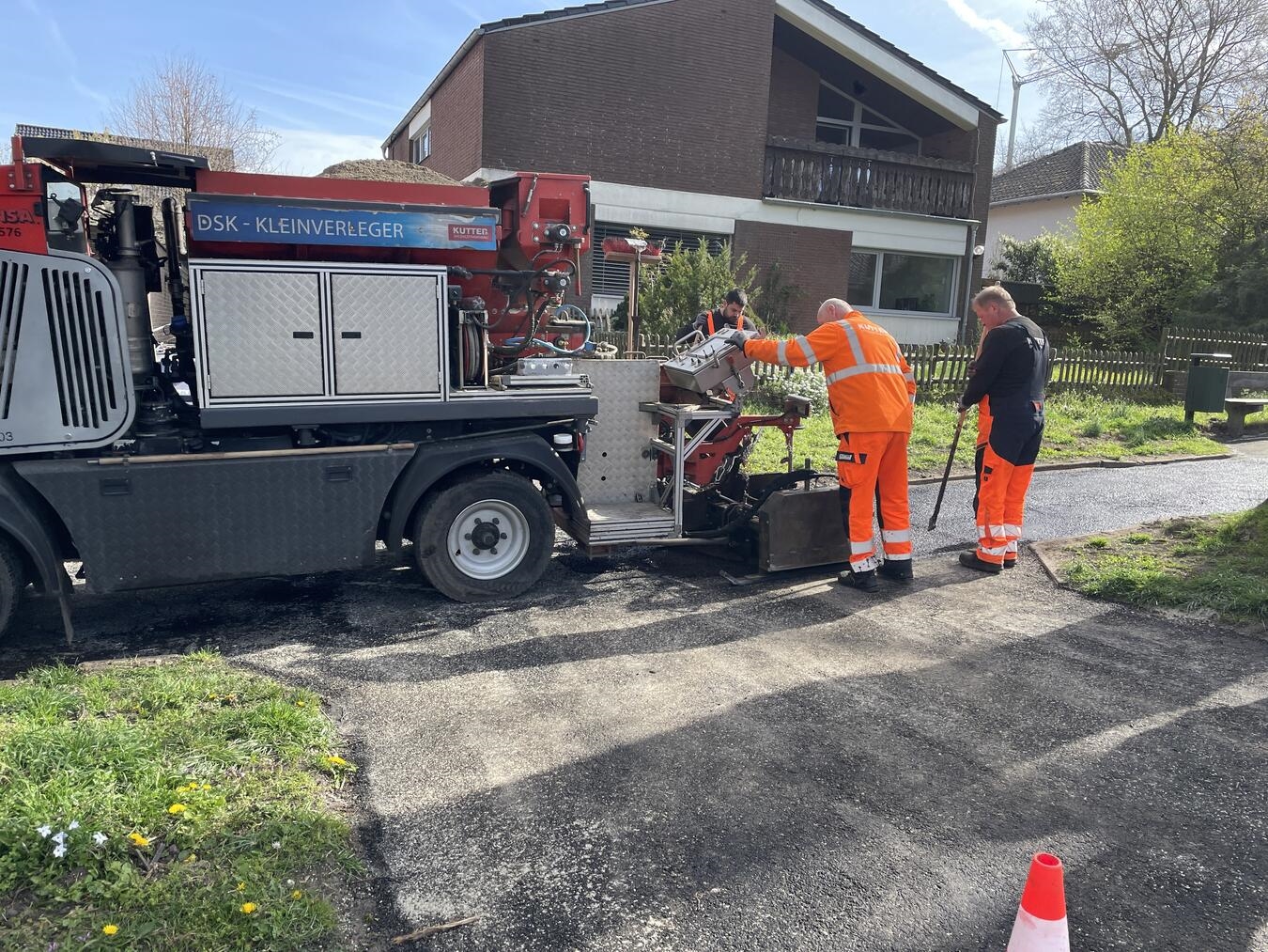 "Mitarbeiter Kutter Spezialstraßenbau asphaltieren Gehweg Lindenallee, Emmerich"