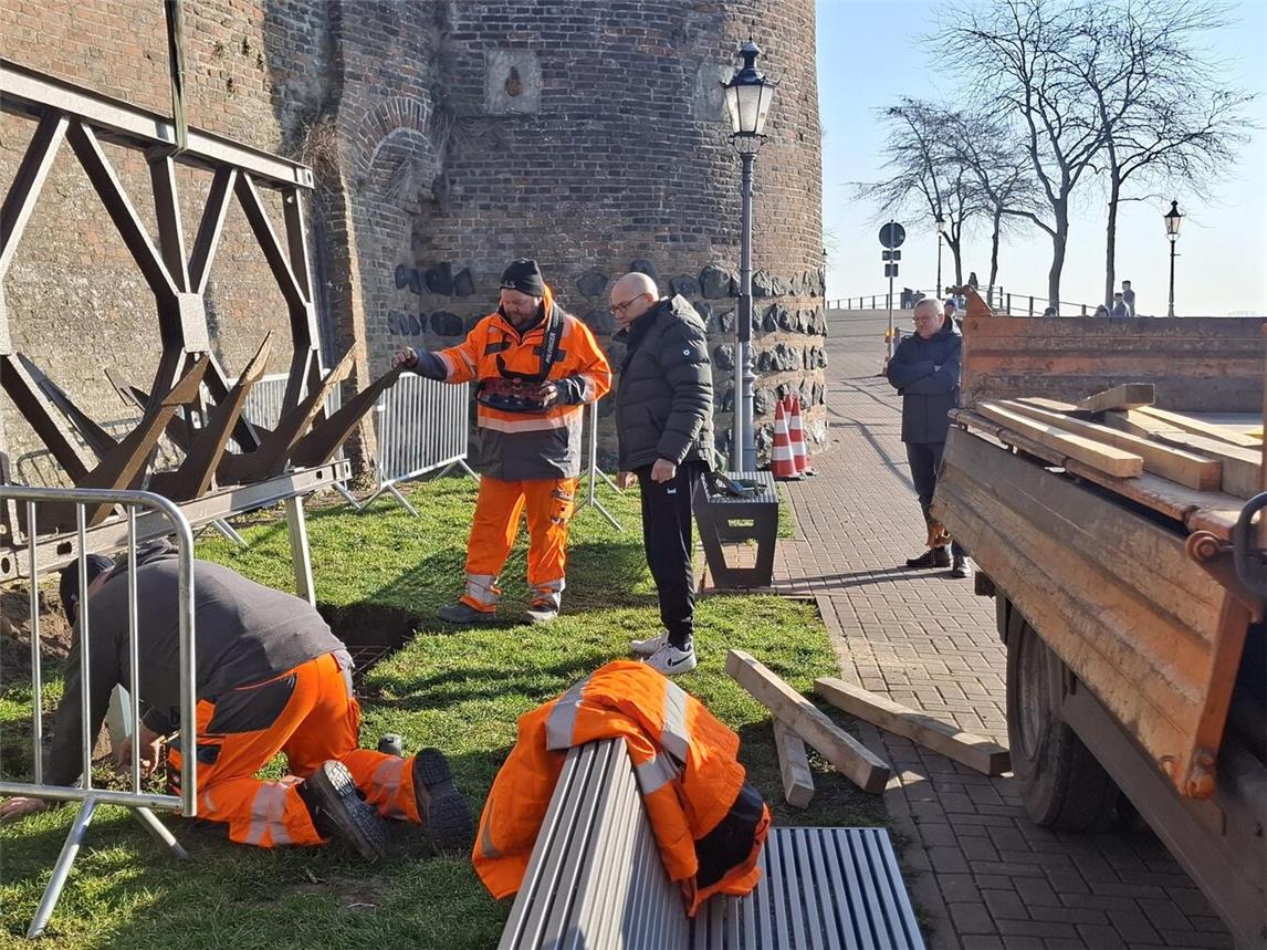 Mitarbeiter des Reeser Bauhofs haben am 17. Februar das Bailey-Brücken-Denkmal an der Reeser Rheinpromenade installierten. Foto: Ressa/Michael Scholten