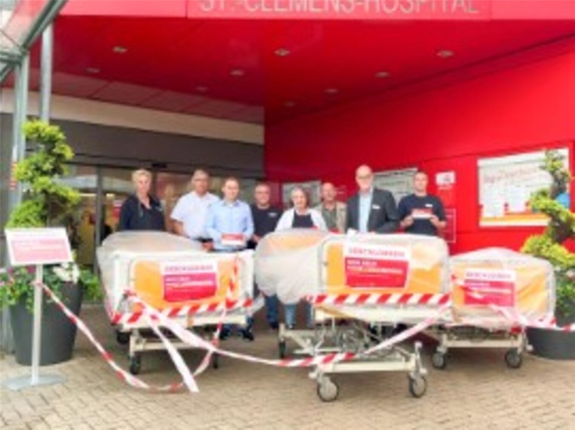 Krankenhausmitarbeiter blockieren mit Betten den Eingang des St.-Clemens-Hospitals Geldern als Protest gegen GKV-Gesetz.