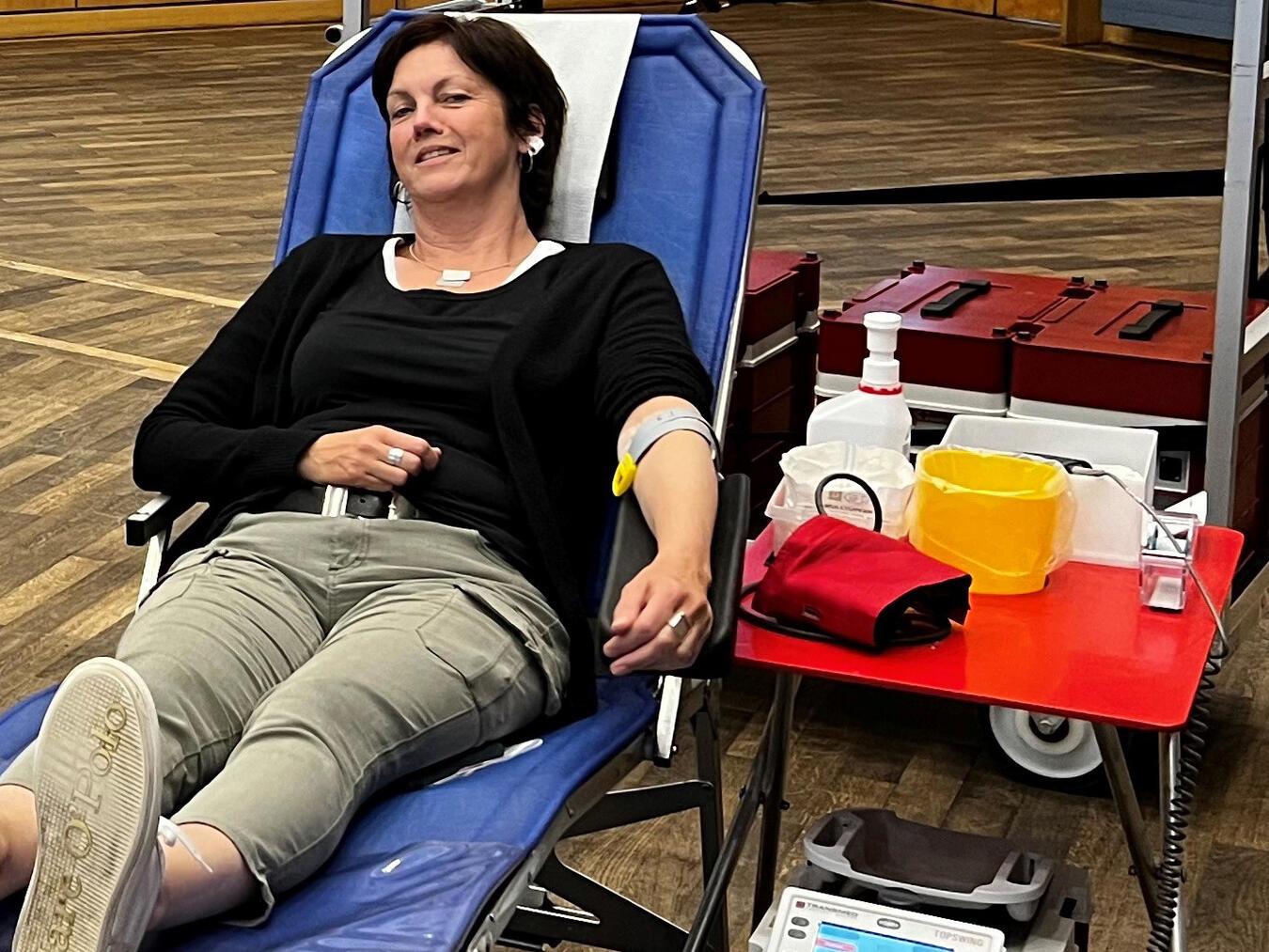 Mitarbeiterin Susanne Hoos bei der Blutspende im Bürgerhaus. Foto: Stadt Rees