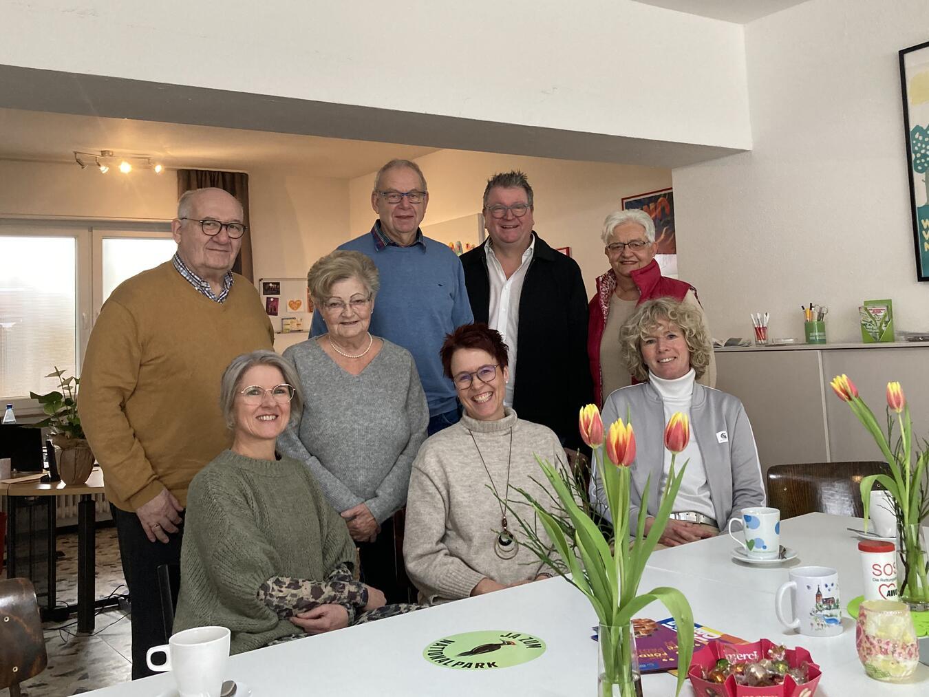 Mitarbeiterinnen der AWO zusammen mit Bürgermeister Georg Koenen und dem Seniorenbeirat der Gemeinde Weeze. Foto: Gemeinde Weeze