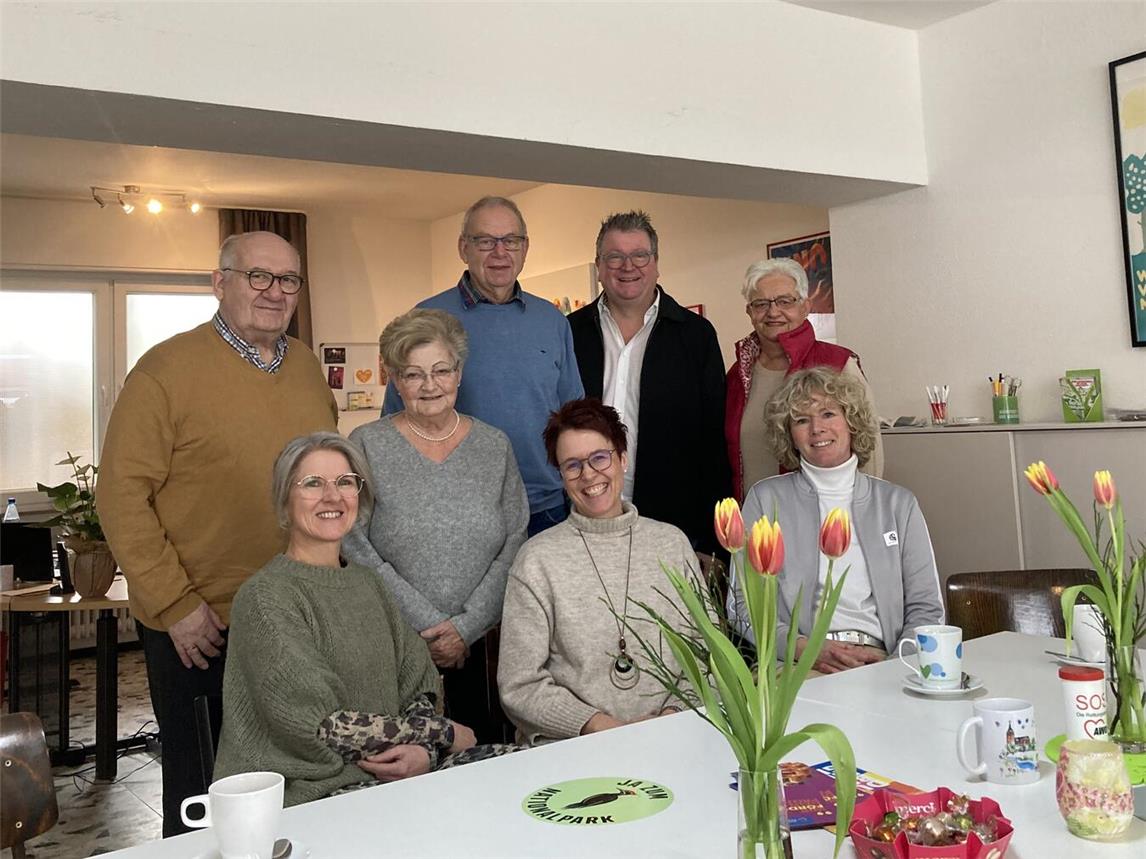 Mitarbeiterinnen der AWO zusammen mit Bürgermeister Georg Koenen und dem Seniorenbeirat der Gemeinde Weeze. Foto: Gemeinde Weeze
