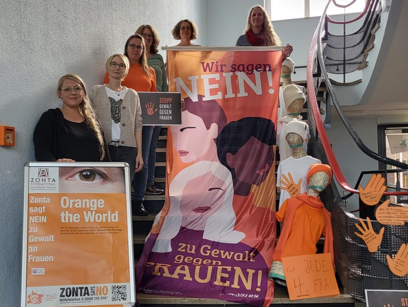 Orange Zeichen gegen Gewalt
an Frauen und Mädchen Mitarbeiterinnen des SkF, der Diakonie sowie die Gleichstellungsbeauftragte beteiligen sich an der gemeinsamen Aktion. Foto: © SkF
