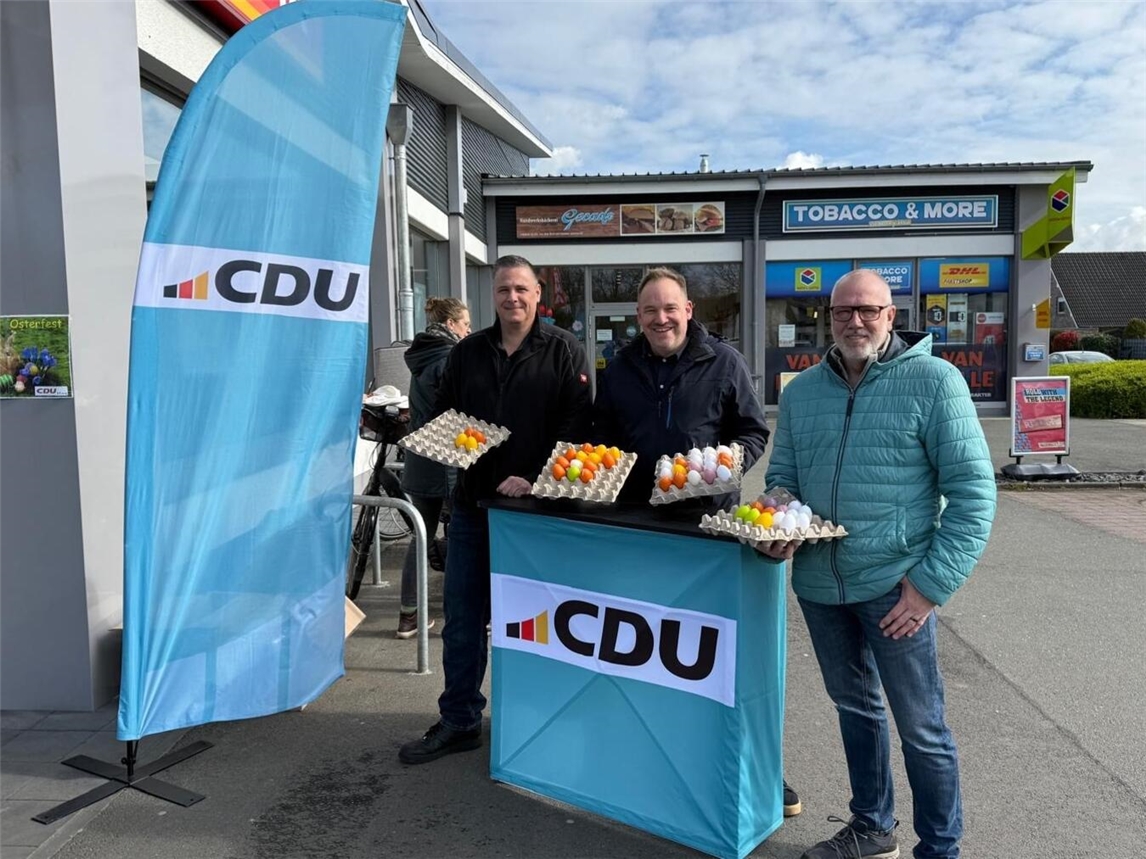 "Mitglieder der Bedburg-Hauer CDU bei Osteraktion, lächelnd, Frühlingskulisse, Gemeinschaftsengagement"