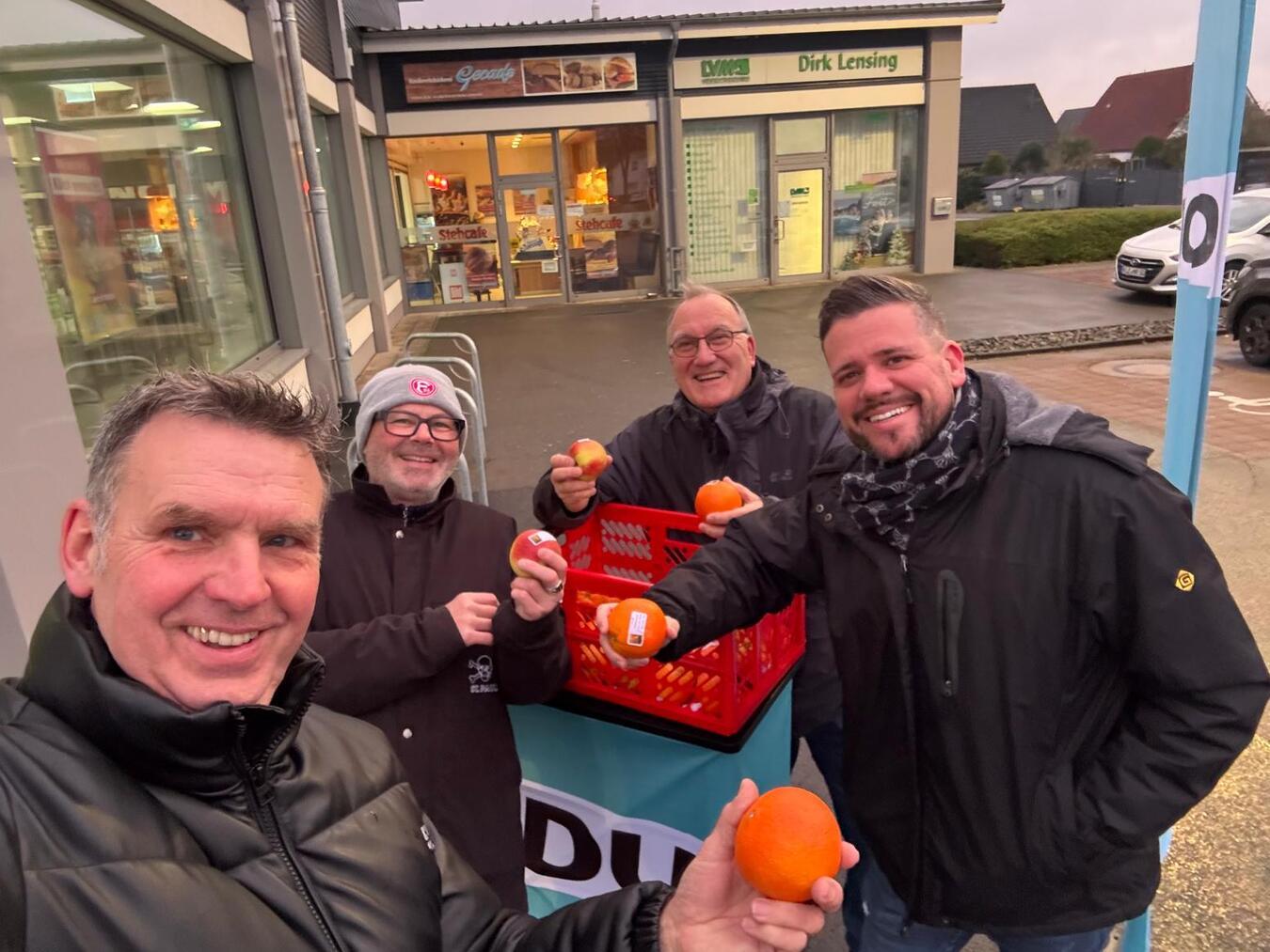 CDU sorgt für weihnachtliche Stimmung Mitglieder der Bedburg-Hauer CDU haben am Wochenende Obst verteilt. Foto: CDU