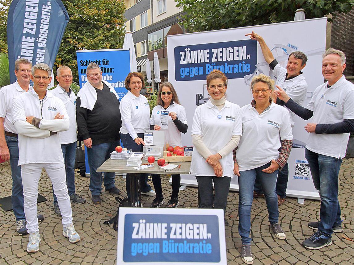 Mitglieder der Zahnärztekammer Nordrhein informierten in Geldern über die Folgen der überbordenden Bürokratie. NN-Foto: Theo Leie