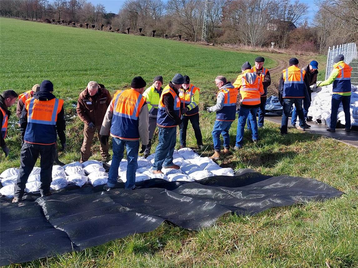 Mitglieder des Erbentags bei einer Hochwasserschützübung. Foto: Deichverband Xanten-Kleve