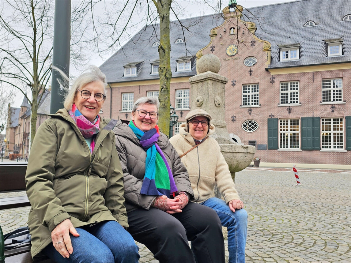 Mitglieder des Fachausschusses: Gabi Frings, Dr. Rose Wecker und Geertje Wallasch (v.l.) laden zum Rheinischen Frauenmahl ins Priesterhaus ein. NN-Foto: Thomas Langer