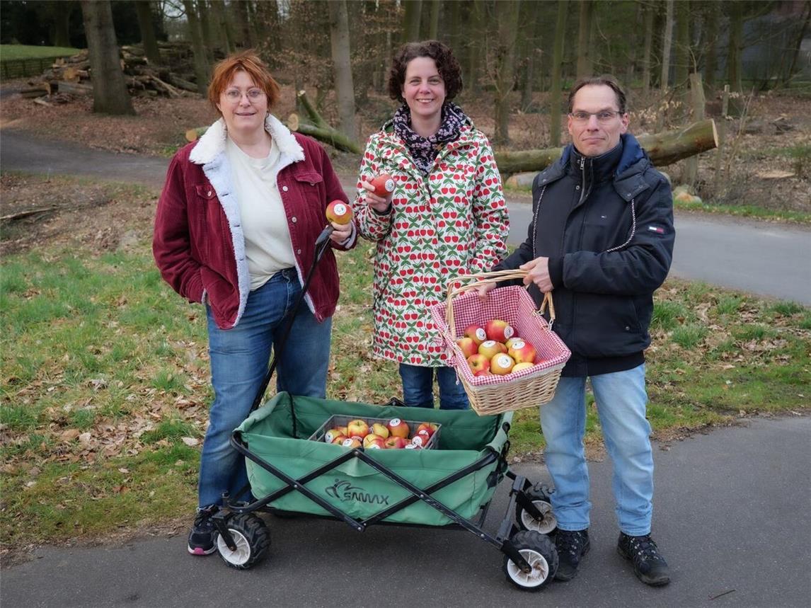 Mitglieder des Fördervereins Bedburger Begegnungspark begrüßten in den frühen Morgenstunden die Teilnehmer und überreichten ihnen Äpfel als Wegzehrung. Foto: Förderverein Bedburger Begegnungspark