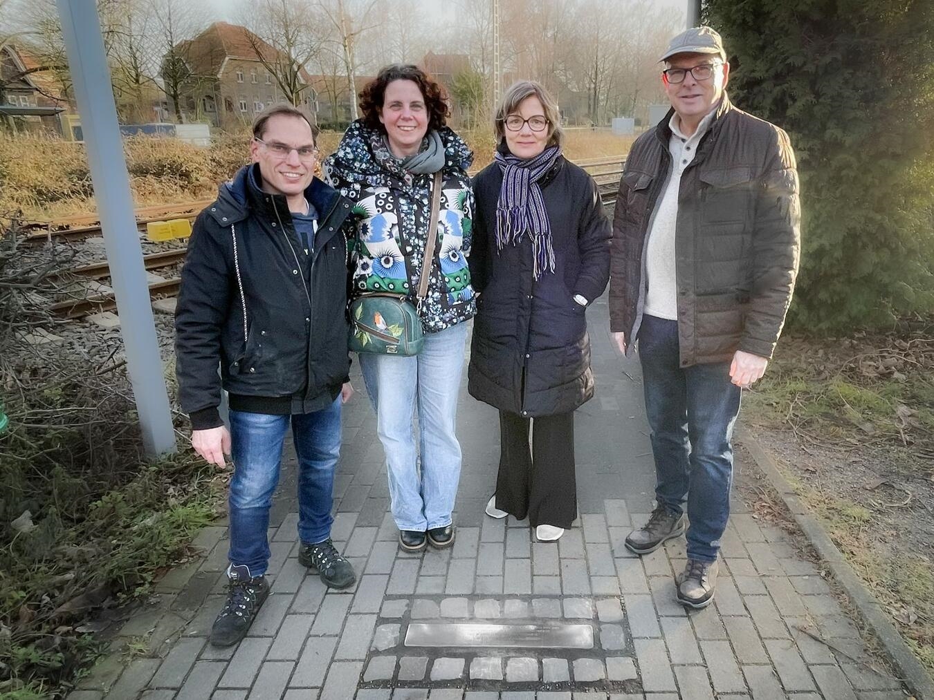 Mitglieder des Fördervereins haben die Stolperschwelle wieder auf Hochglanz gebracht. Foto: Förderverein Bedburger Begegnungspark