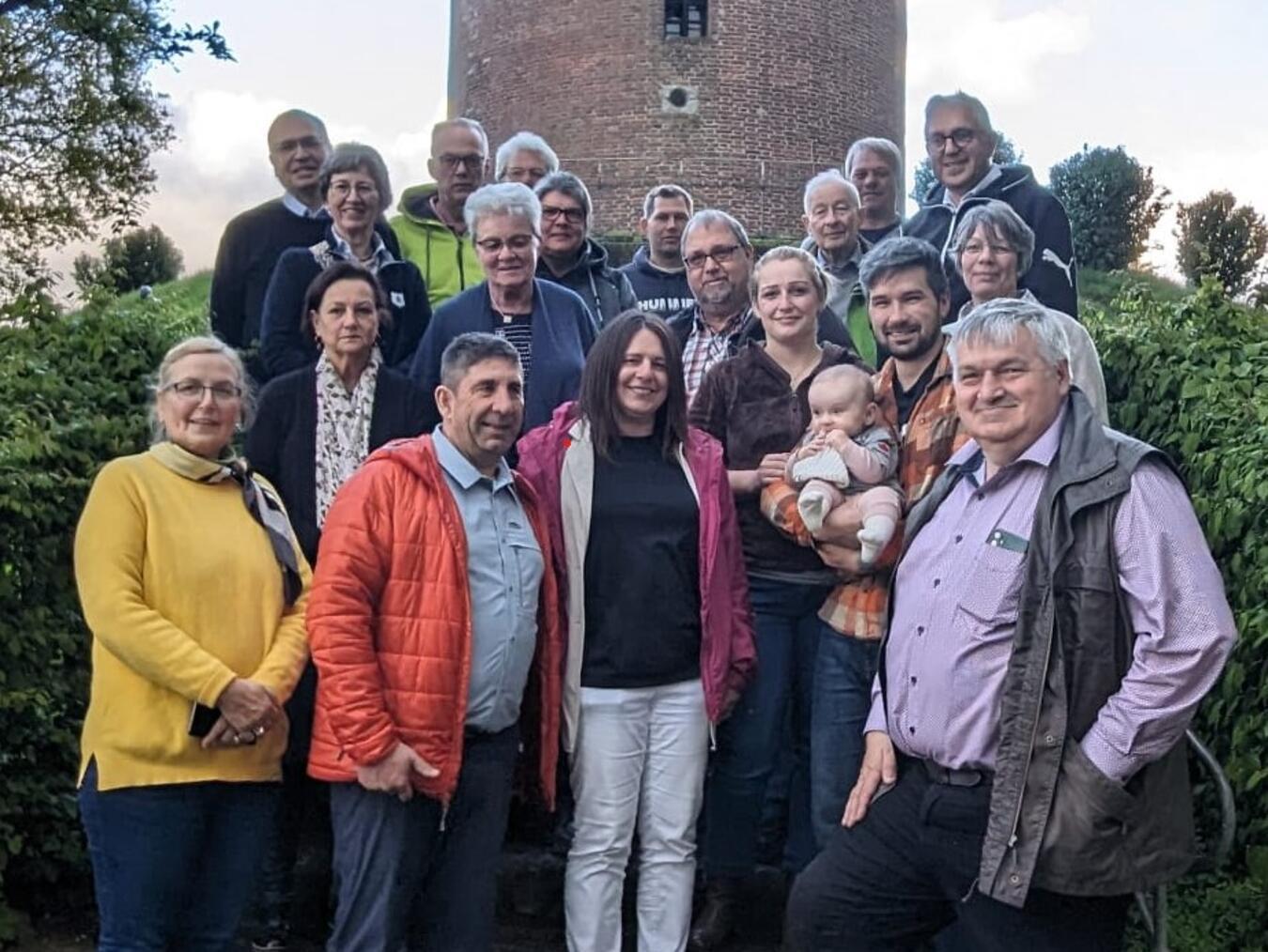 Mitglieder des Geschichtskreises des HVV Uedem und des Sonsbecker Vereins für Denkmalpflege mit dem Ehepaar Veilleux (vorne, l.) vor der Hohen Mühle in Uedem. Foto: privat