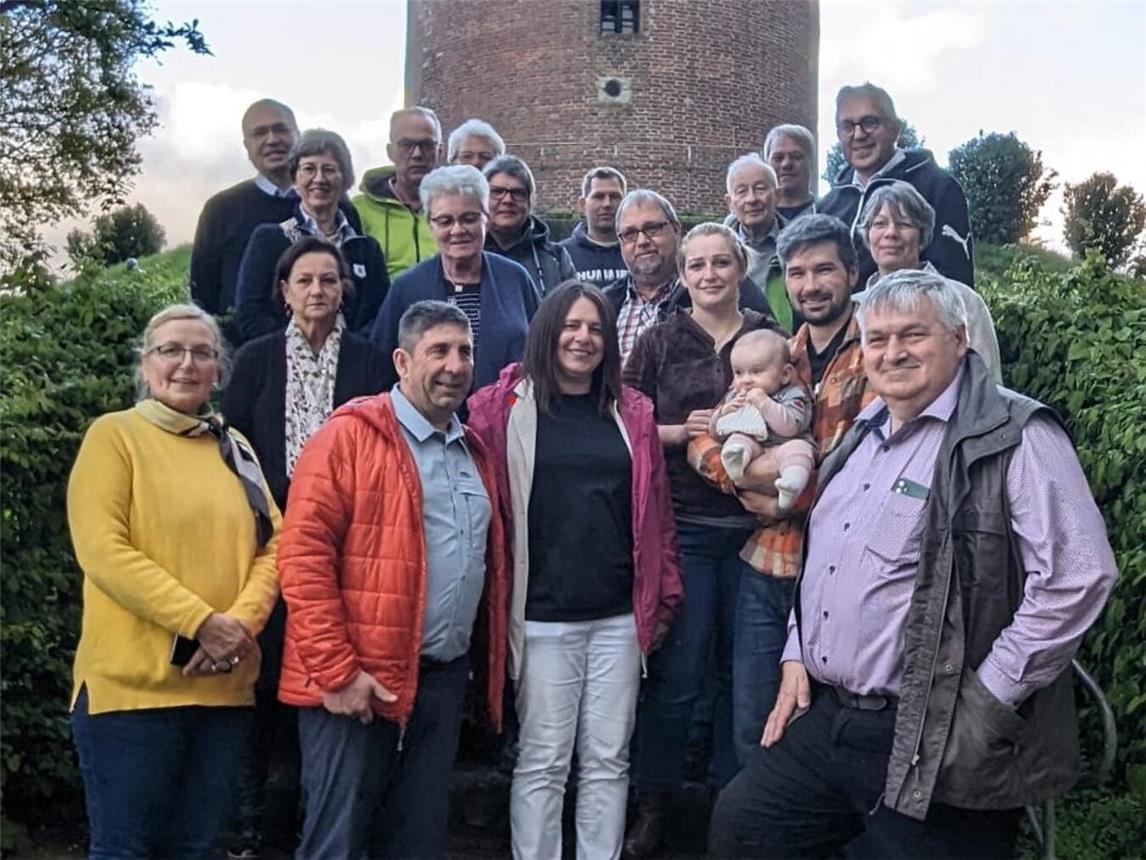 Mitglieder des Geschichtskreises des HVV Uedem und des Sonsbecker Vereins für Denkmalpflege mit dem Ehepaar Veilleux (vorne, l.) vor der Hohen Mühle in Uedem. Foto: privat