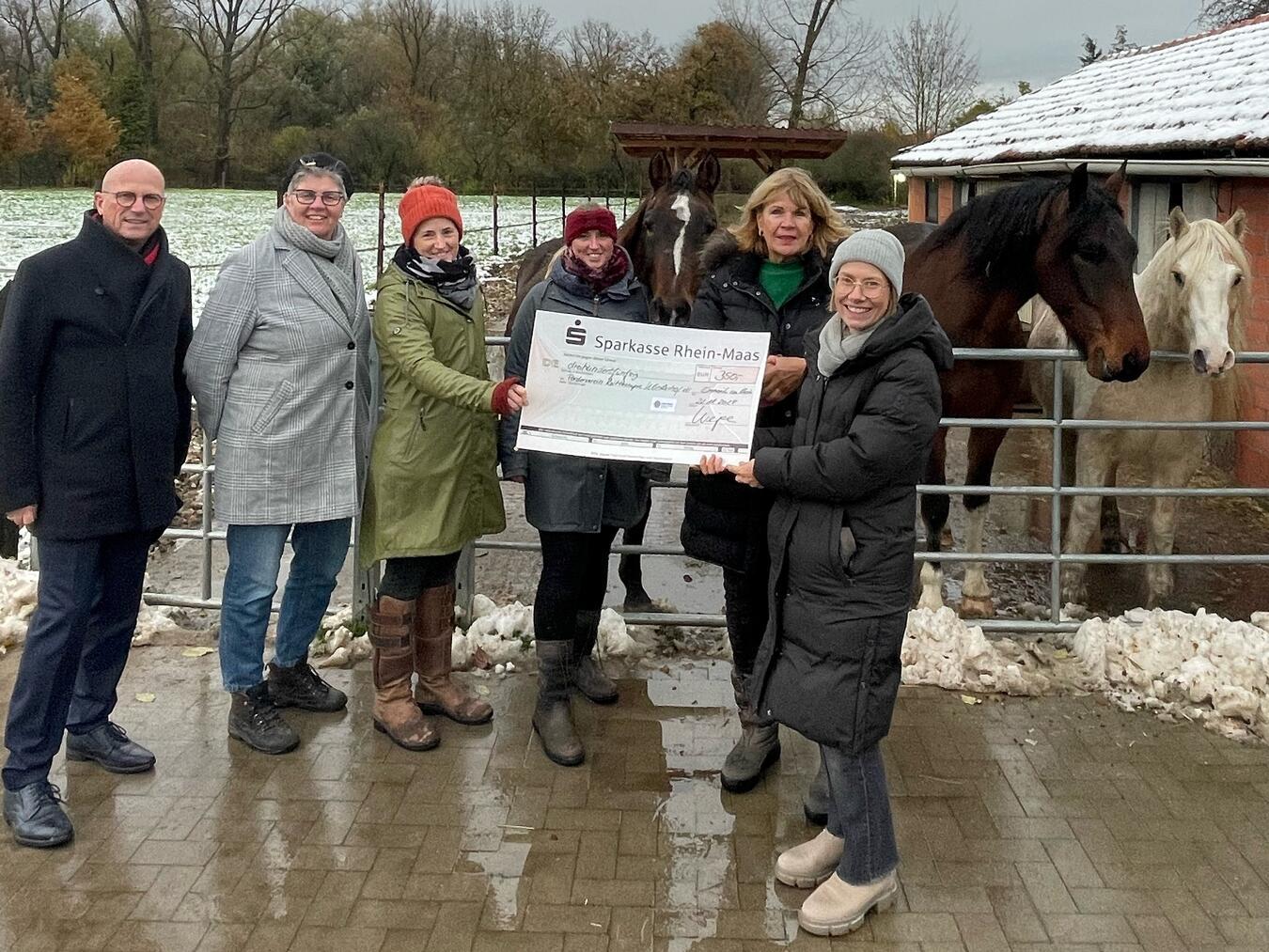Mitglieder des Lions Club Montferland-Emmerich übergaben den Scheck. Foto: Lions Club