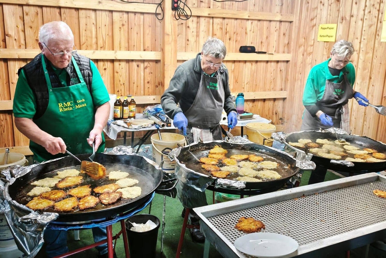 "Mitglieder des RMC Goch backen fröhlich Reibekuchen, Vereinsaktivität, Gemeinschaft, Kochen, Spaß"