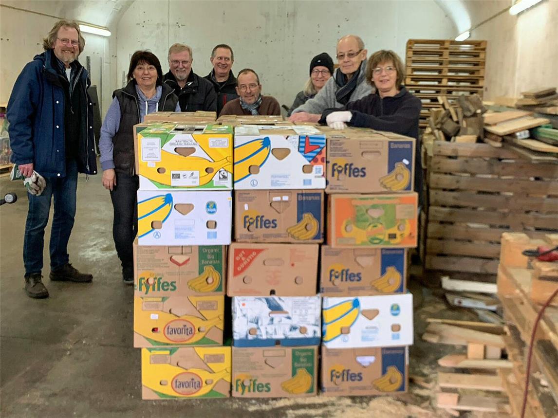 Mitglieder des Weltladenteams beim Verpacken der Wachsreste. Foto: Weltladen