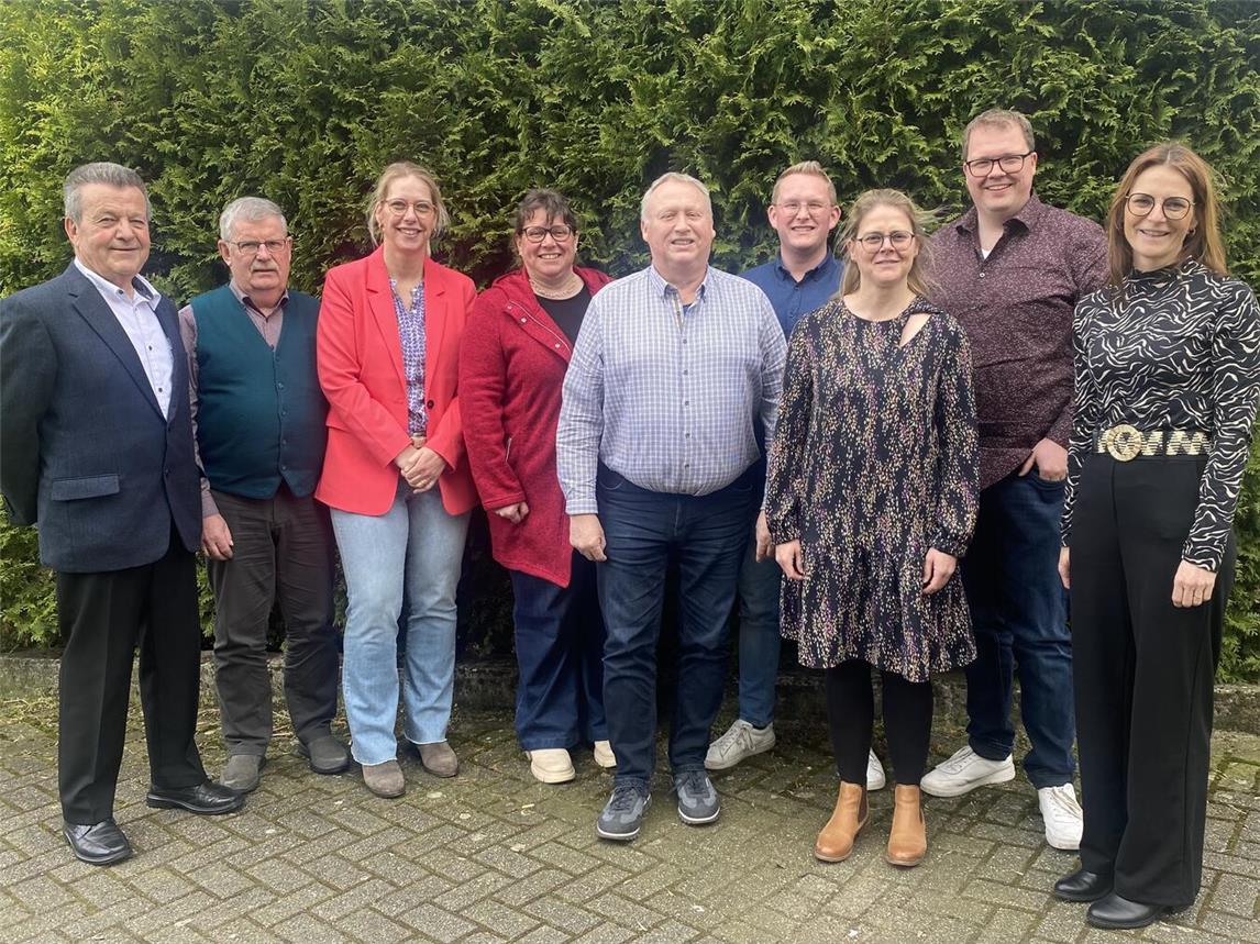 Mitglieder-Ehrungen beim Musikverein Elten: (v. l.) Heinz Neerincx, Johannes Versteegen, Kerstin te Wildt, Melanie Wittenhorst, Jürgen Buiting, Jan Buiting, Carolin Waltemathe, Vorsitzender Jan Wijnands und Kerstin de Greeff.Foto: privat