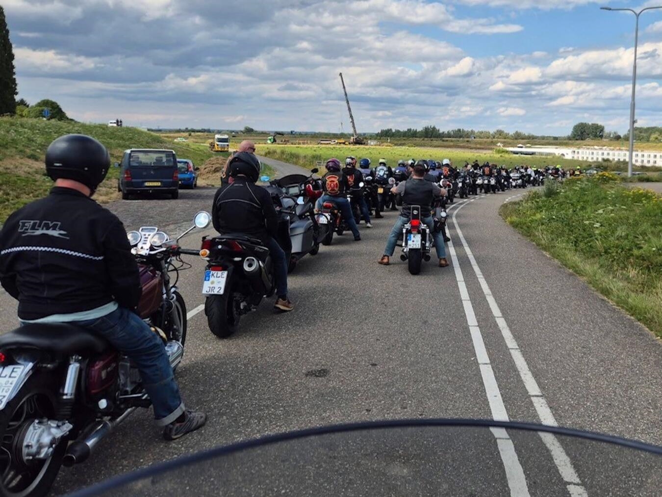 "Red Knights MC Emmerich Mitglieder bei der Deichtour auf Motorrädern, Gemeinschaftsausflug"