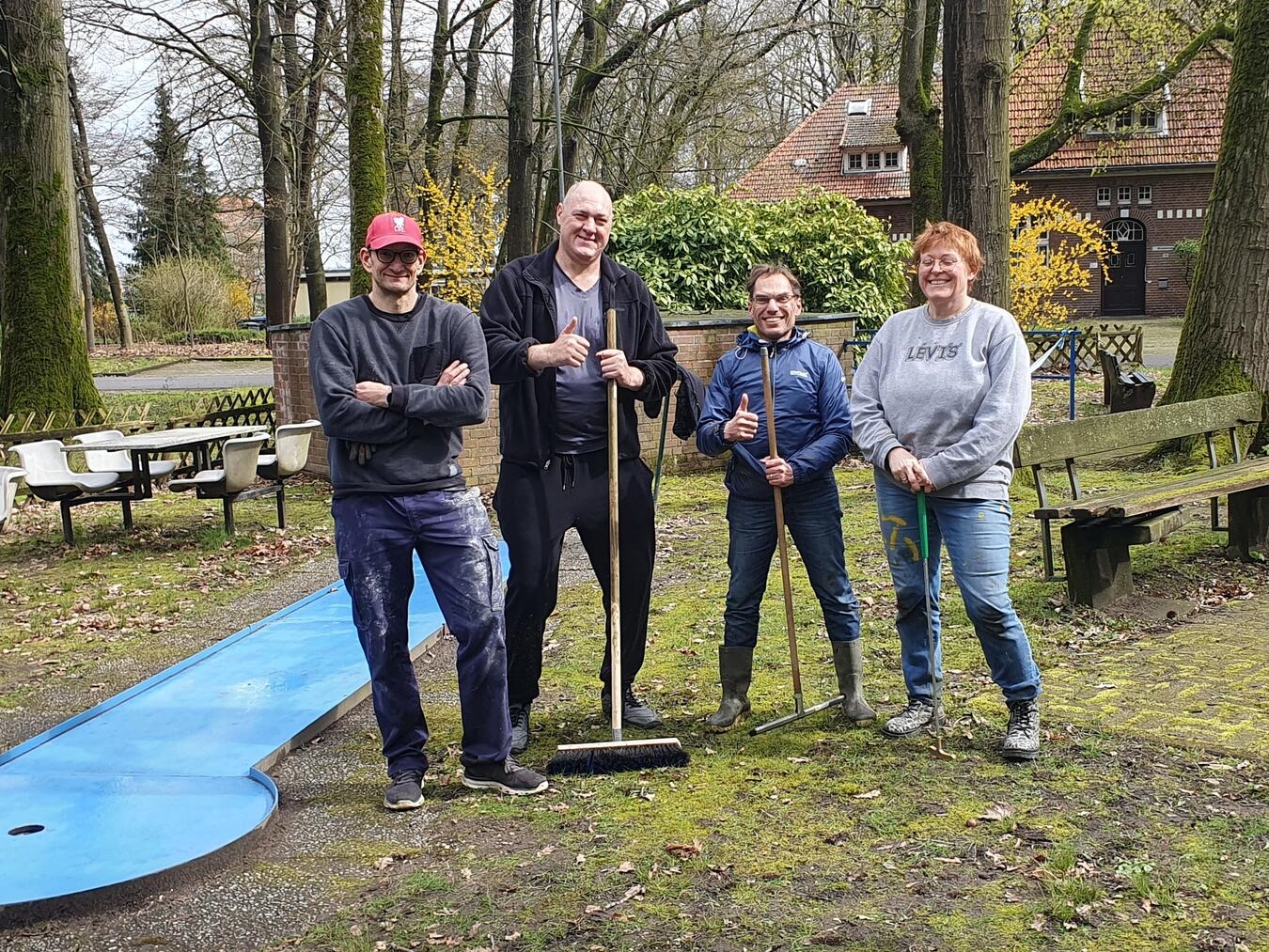 "Mitglieder richten Minigolfbahnen der LVR-Klinik Bedburg-Hau nach Winterpause her, Bedburger Begegnungspark"