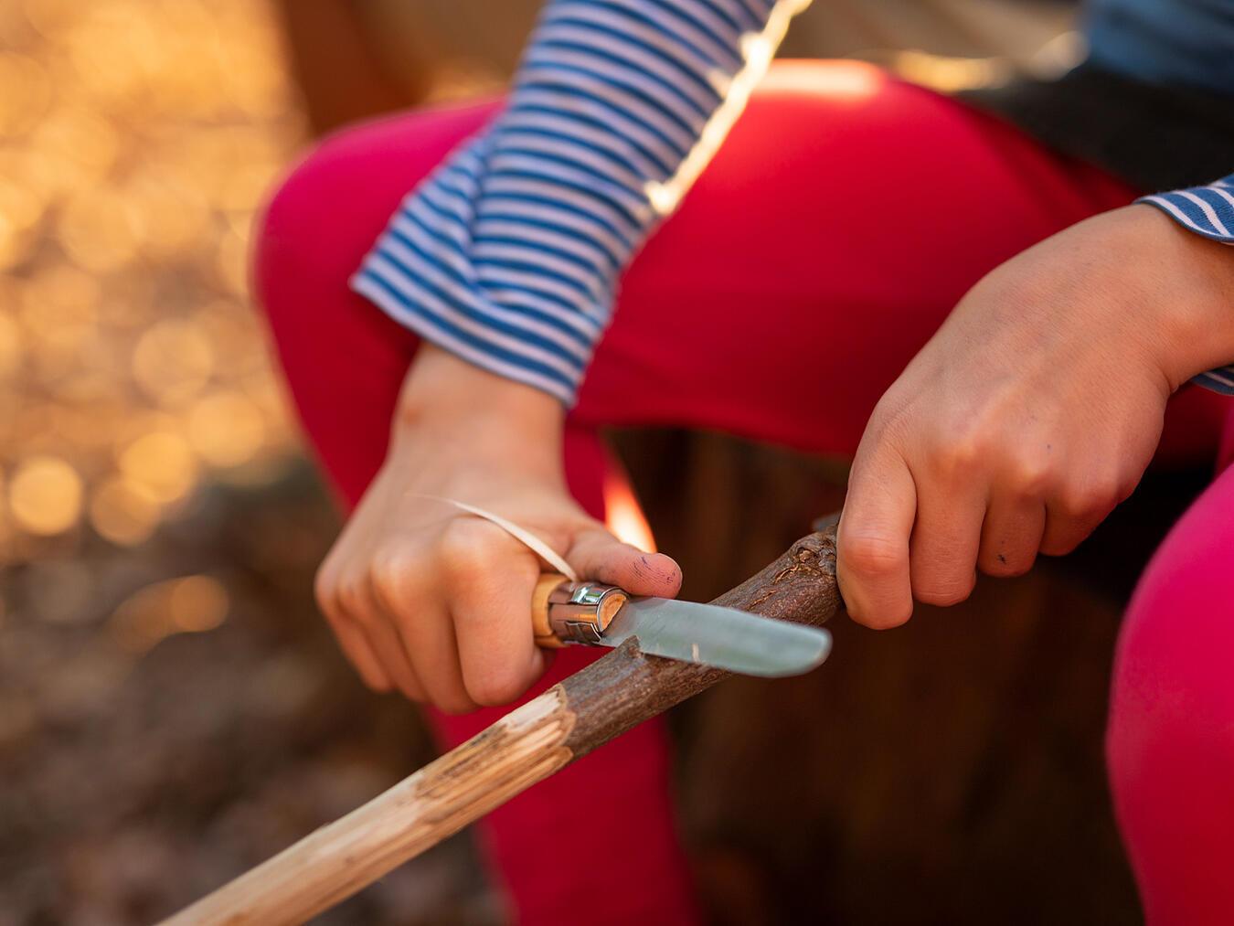 Mitmachen können sowohl Kinder, die noch nie ein Schnitzmesser in der Hand hatten, als auch solche, die schon etwas Erfahrung haben. Foto: Stiftung Museum Schloss Moyland/Axel Jusseit