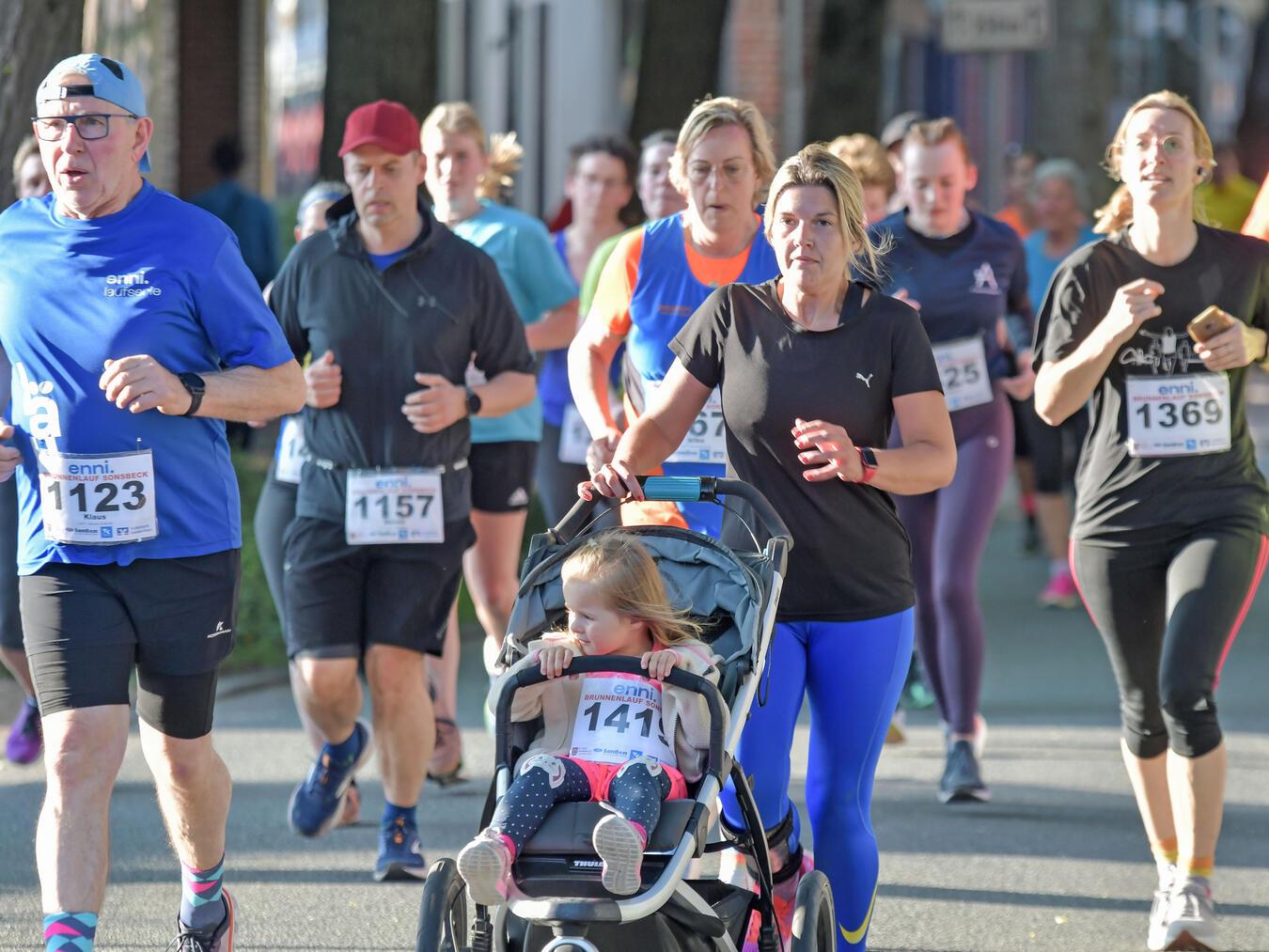 Mitmachen mit Kind und Kegel. Beim Brunnenlauf geht es auch um die Stimmung und das sportliche Miteinander. NN-Foto (Archiv): Gerhard Seybert