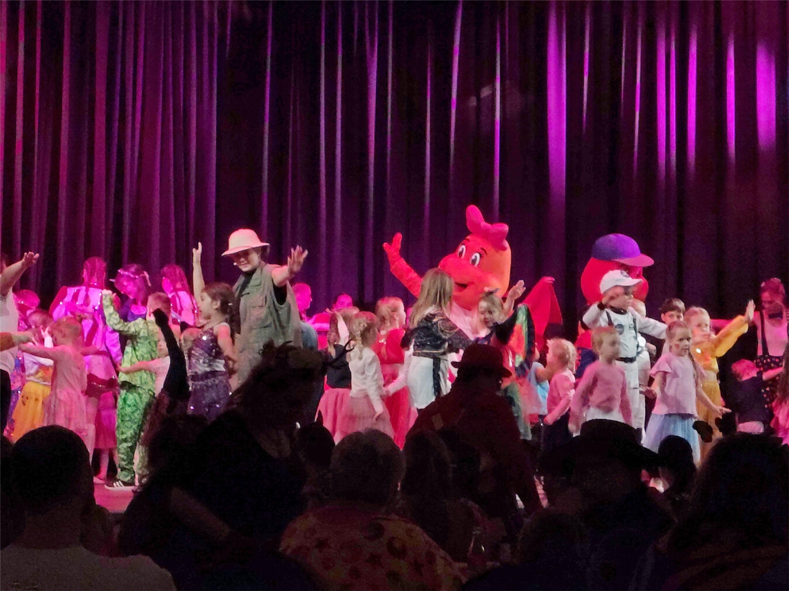 Mitmachtänze mit Kerni und Kerna aus dem Wunderland Kalkar gehörten ebenfalls zum Programm beim Kinderkarneval der DJK TuS Esserden im Bürgerhaus Rees. Foto: privat