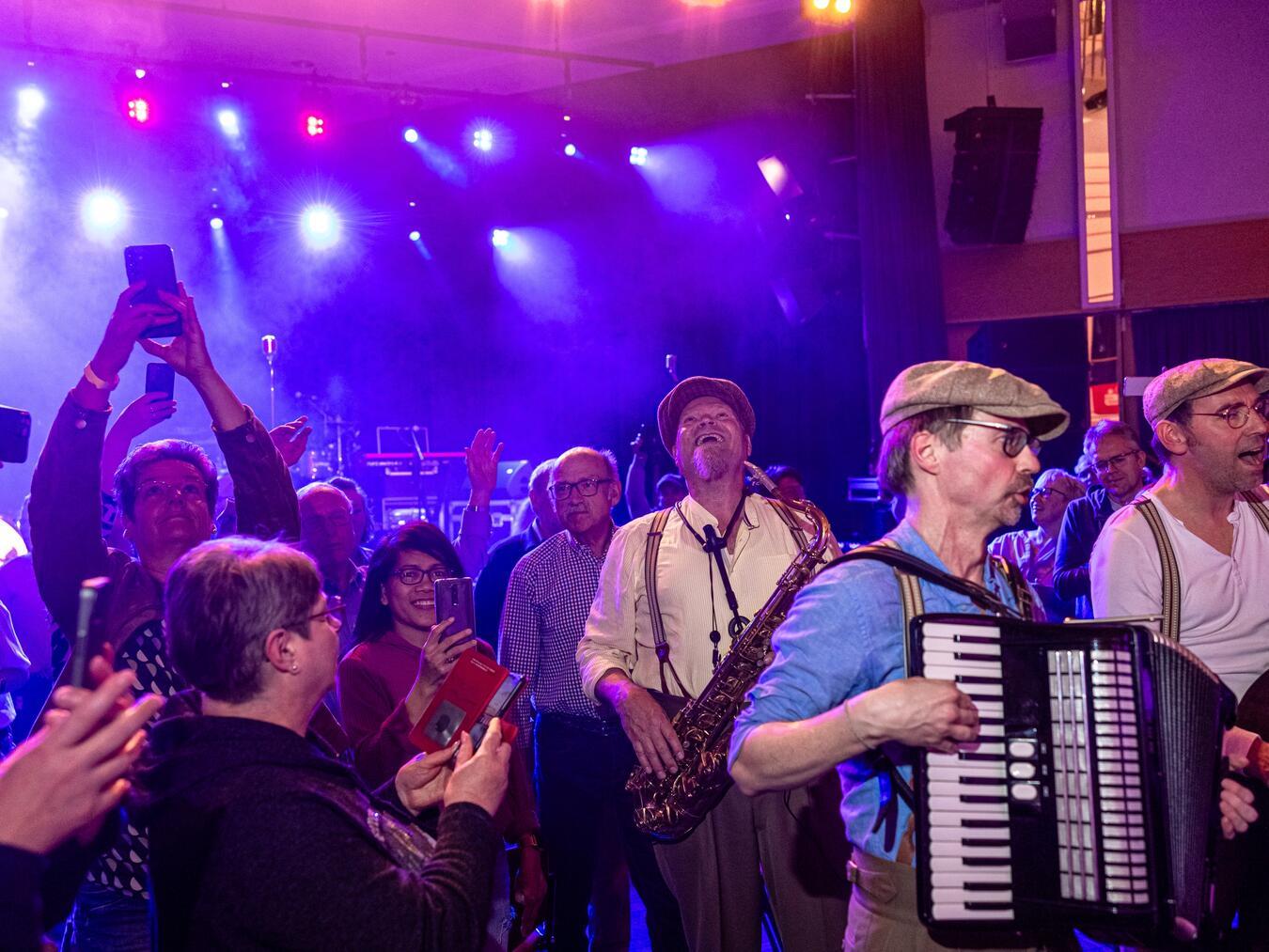 Mitreißende Walking-Act-Performance gibt es von „The Speedos“ beim Marktkonzert auf dem Sommermarkt in Rees am Sonntag. Foto: Stadt Rees/Axel Breuer Plan B Fotografie