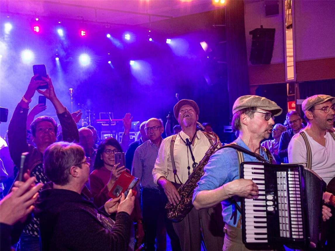 Mitreißende Walking-Act-Performance gibt es von „The Speedos“ beim Marktkonzert auf dem Sommermarkt in Rees am Sonntag. Foto: Stadt Rees/Axel Breuer Plan B Fotografie
