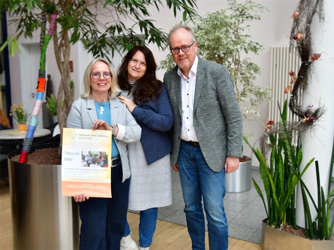 Mitten auf der Tanzfläche: Kirsten Lommen (l.), Alexia Meyer und Dr. Christoph Baumsteiger freuen sich auf „Tanz im Mai“ am 14. Mai im Klever Kolpinghaus. Dazu eingeladen sind Senioren, demenziell erkrankte Menschen und ihre Angehörigen. Foto: CV Kleve