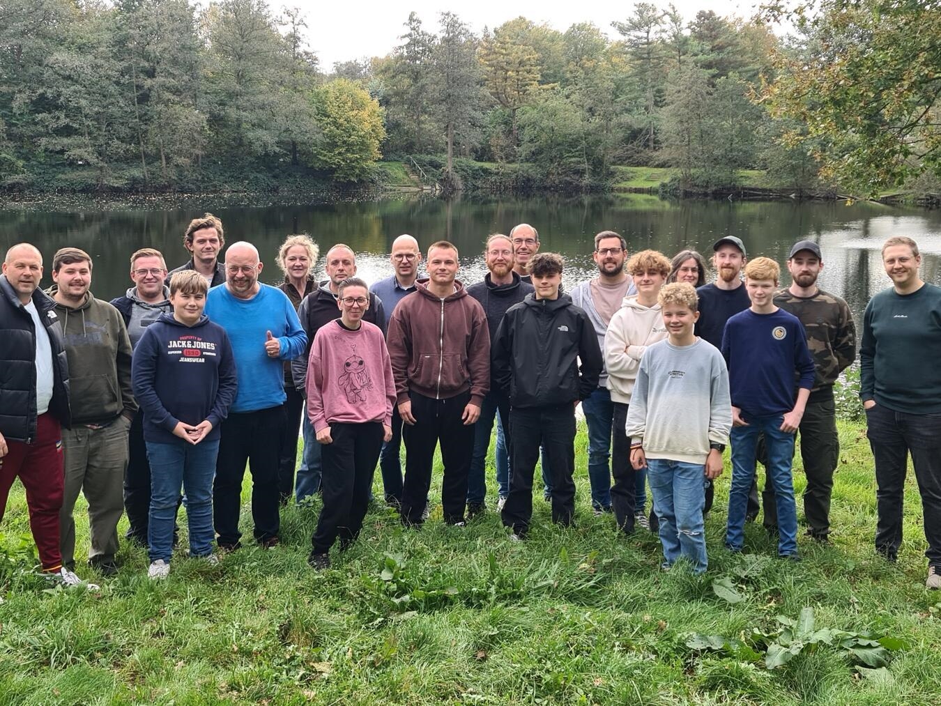 Mittlerweile um Erfahrung und herrliche Erlebnisse am Wasser reicher: Die erfolgreichen Teilnehmer des Fischereilehrgangs aus dem Vorjahr. Foto: Petri Heil Goch