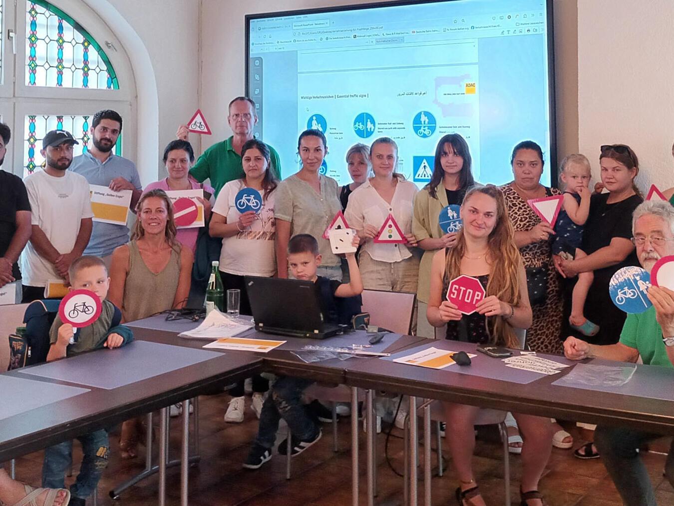 Mehr Verkehrssicherheit für Geflüchtete Mitwirkende beim Verkehrstraining.Foto: Gemeinde Kerken