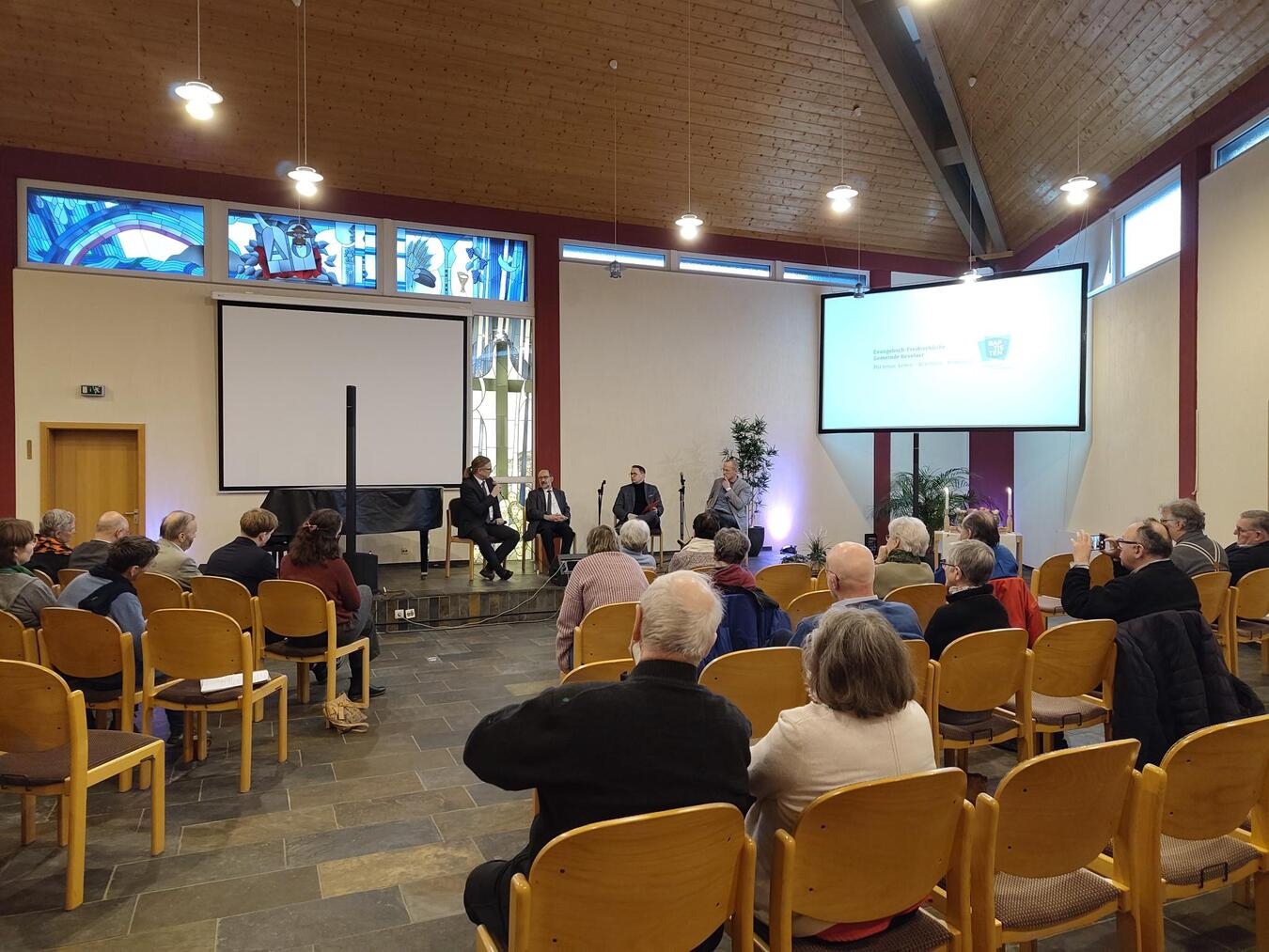 Mitwirkende des Nachmittags waren Ahmad Aweimer (Dialog- und Kirchenbeauftragter des Zentralrates der Muslime), Michael Rubinstein (Israelitische Religionsgemeinschaft Württembergs), David Burau (Evangelisch-Freikirchliche Gemeinde Kevelaer), Paul Hagemann (Pfarrer in der Katholischen Kirchengemeinde St. Marien Kevelaer), Dr. Elke Kleuren-Schryvers (Stiftung Aktion Pro Humanität) und Bürgermeister Kevelaer Dr. Dominik Pichler. Foto: privat