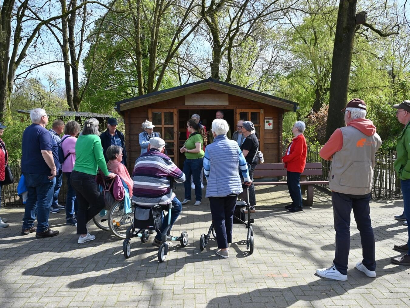 "Modei Blank, Tierpflegerin im Tiergarten Kleve, führt Besucher durch den Park"