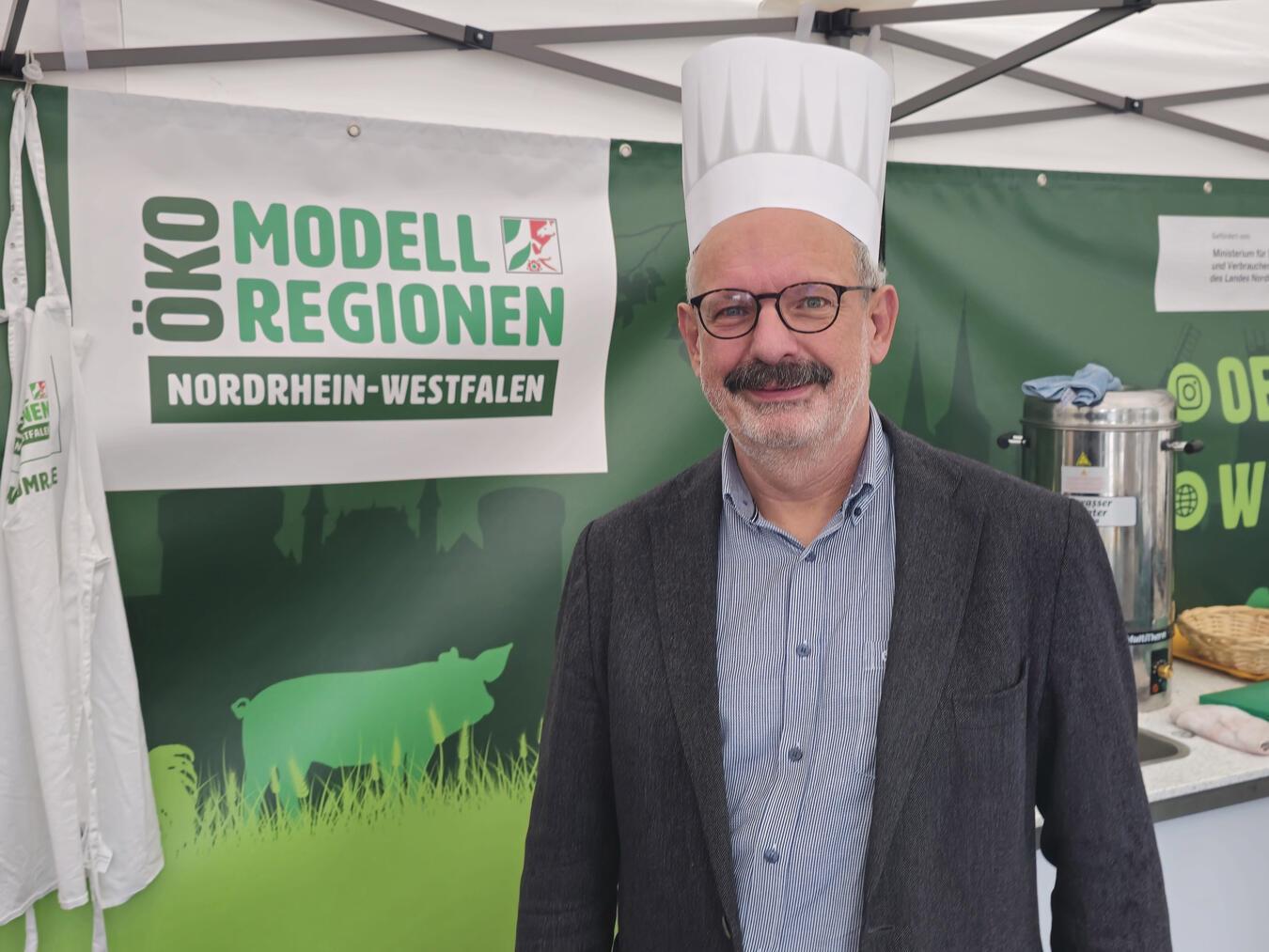 Modellkoch in der Modellregion: Kleves Bürgermeister Wolfgang Gebing. NN-Foto: HF