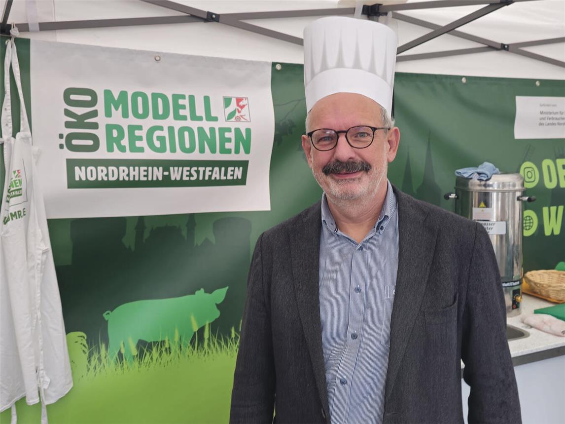 Modellkoch in der Modellregion: Kleves Bürgermeister Wolfgang Gebing. NN-Foto: HF