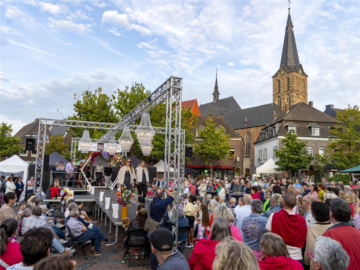 Modenschau auf dem Straelener Marktplatz. NN-Foto: Archiv
