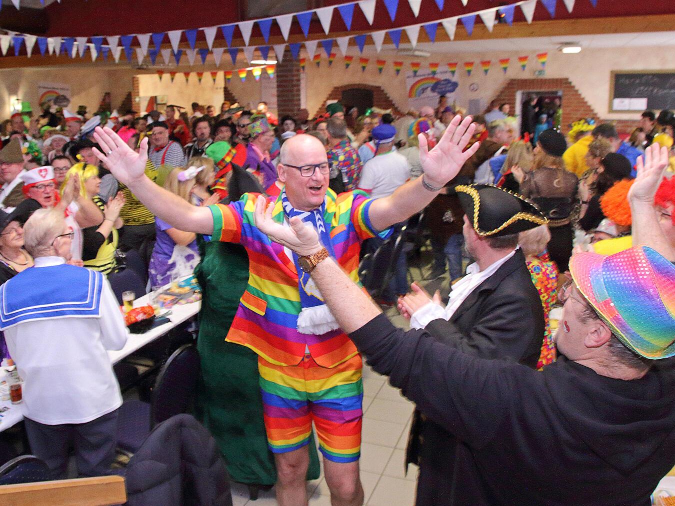 Moderator Ralf „Long“ Rynders beim Einziehen ins Festzelt.